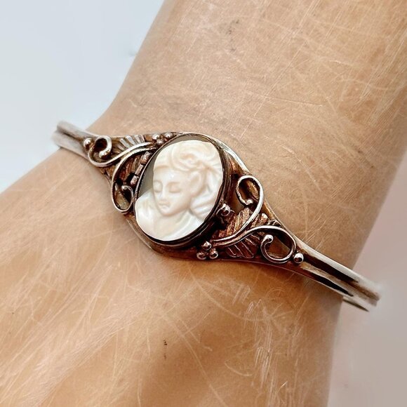 Cameo Bracelet, RARE, Locket, Shell, Left Facing, Carved Face, Sterling Silver - Picture 1 of 6